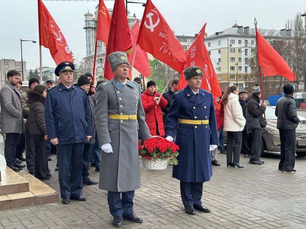Цветы — Генералиссимусу Победы