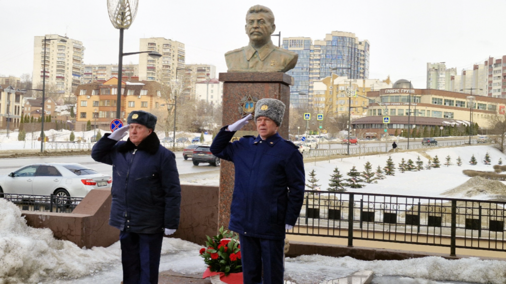 Красные гвоздики – Сталину