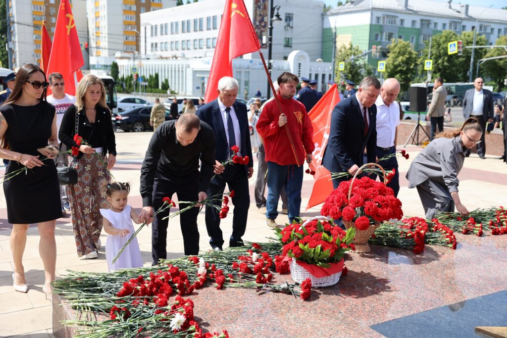 Вечен ваш подвиг в сердцах поколений грядущих…